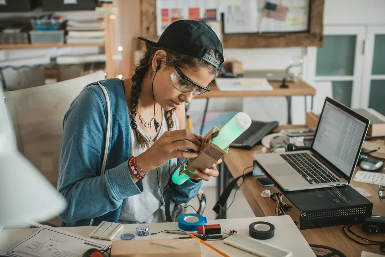 Estudiante trabajando en un circuito electrónico